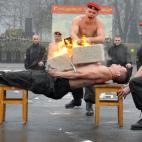 Un soldado de las Fuerzas especiales del Ministerio del Interior bielorruso demuestra su resistencia a cualquier golpe durante una competición en el Día de los Defensores de la Patria.