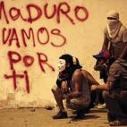 Manifestantes antigubernamentales se enfrentan a la policía en la plaza de Altamira de Caracas (Venezuela). El país vive el momento de mayores disturbios en décadas, con opositores al Gobierno levantando barricadas y quemando contenedores de ...