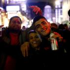 Ni mascarillas ni distancia de seguridad: así ha sido la primera noche de pubs abiertos en Reino Unido.