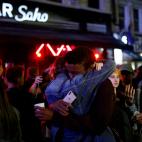 Ni mascarillas ni distancia de seguridad: así ha sido la primera noche de pubs abiertos en Reino Unido.