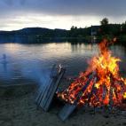 El Jonsok o despertar de San Juan es la fiesta típica de Noruega, donde se encienden cientos de hogueras alrededor de las cuales se cuentan historias de troles, se comen dulces y se baila. También esa noche se celebran cientos de falsos matr...