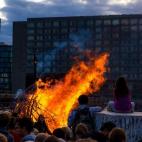 La noche más corta del año se celebra en Dinamarca con el nombre de Sankthans. Familias y amigos se reúnen junto a una gran fogata, donde bailan, cantan y esperan al amanecer. En la noche de las hogueras danesas se cumple con la tradición ...