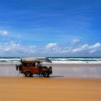 Lo bueno del todoterreno es que también se adapta a terrenos húmedos. En Australia está Fraser Island, una de las islas de arena más grandes del mundo. Una de las actividades con más éxito para disfrutar de la zona son las rutas en todot...