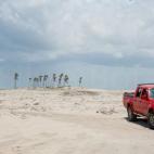 La playa de Jericoacoara, en Brasil, suele formar parte de las listas en las que aparecen las mejores playas del mundo. Recorrer en todoterreno las dunas de arena blanca rodeadas de palmeras es una de las actividades más recomendables si visit...