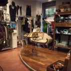 Vintage del bueno. Todo hipster que se precie lleva ropa retro, antigua, vintage… Los adjetivos sobran, todos sabemos a qué nos referimos. Una camisa de cuadros, unos pitillo, unas gafas de pasta, un sombrero, y ya estarás casi a punto. Si e...