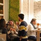 Amante de la cerveza, este es tu lugar. Siendo una de las pocas cervecerías artesanales de Madrid, la Fábrica Maravillas juega con la ventaja de ser, además, de las mejores. Un estilo minimalista da la bienvenida a todo aquel que se haya cans...