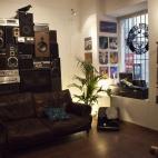 Ah, la música… Cómo olvidarlo… Una de las señas de identidad más famosas entre los hipsters. Música indie, alternativa, alejada de la corriente mainstream, y ese afán por encontrar el nombre más raro de un grupo de música. Pero cuida...