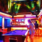 Lugar mítico donde los haya. Si tu sueño es conocer el Madrid de los 80, ese Madrid de la movida, no debes perderte este garito en pleno barrio de Malasaña. Abrió poco después de la muerte de Franco, en pleno auge de lugares alternativos, m...