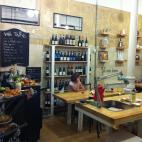 Hasta el nombre es hipster. Mmm_US trae a la capital el concepto de producto ecológico y comida casera a un precio popular. Sin una carta fija, los productos frescos cambian cada día en función de lo que haya en el mercado. Es, además, un bu...