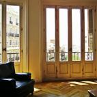 Esta nueva galería de arte en Madrid sorprende tanto por sus exposiciones como por sus increíbles vistas a la Gran Vía. Al entrar, parecerá que estás entrando en la casa de un particular (de hecho, tiene cocina), algo que da al lugar ese am...