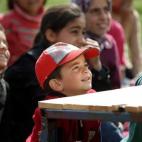 Un chico mira como un profesor voluntario actúa con un espectáculo de marionetas para los niños que no han tenido acceso en los alrededores de la ciudad de Saraqib, Siria.