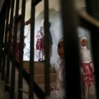 Un grupo de niñas esperan en las escaleras durante la celebración del fin de curso en su colegio de Duma, en Damasco.