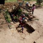 Un grupo de niños refugiados dentro de su país suben las escaleras de la cueva después de terminar las clases, en la provincia de Idlib, Siria.