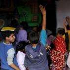 Un grupo de niños refugiados dentro de su país atienden en clase dentro de la cueva en la provincia de Idlib, Siria.