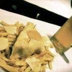 Una amiga portuguesa me había recomendado que probase la francesinha, que es una especie de bocadillo-bomba que tiene cuatro tipos de carne y está bañado en salsa de vino de Oporto y cerveza. Siguiendo su consejo me dirigí al bar Santiago (R...