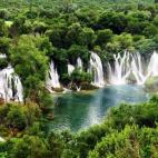 Descubrir este país sacudido por las guerras de los Balcanes, donde se mezclan las civilizaciones de Oriente y Occidente, es conocer un hermoso cuadro de paisajes con montañas y abundante vegetación, combinados con un rico patrimonio cultural...