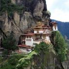 Este pequeño país ubicado entre India y China, con la fascinante barrera del Himalaya, conforma un reino de cuento no masificado que inventó la Felicidad Nacional Bruta, medida a la que otorga una importancia parecida a la del PIB —no sin r...