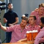 5c8b22d8240000f7054cf299