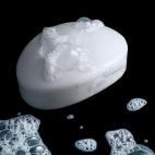 A pesar de la convicción de que una pastilla de jabón se limpia a sí misma, el Centro para el Control y Prevención de Enfermedades (CDC) recomienda usar jabón líquido siempre que sea posible para evitar el contacto con la piel de otras per...