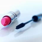 Quédate con tu máscara de pestañas y tu pintalabios si esa amiga que te lo ha pedido tiene una infection evidente, como conjuntivitis o úlcera bucal. Aun así, Schultz afirma que lo normal es que no haya problemas al compartir el maquillaje,...