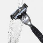 Probablemente no haga falta ni decirlo, pero nunca deberías compartir nada que pueda conllevar un intercambio de sangre, "aunque la sangre no se vea", explica Tosh. Ya que en un rasurado se pueden hacer pequeñas heridas en la piel, los virus...