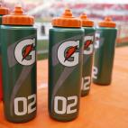 Compartir una botella de agua o una lata implica un intercambio de saliva, pero no en el buen sentido de la expresión. Los gérmenes que producen amigdalitis, resfriados, herpes, mononucleosis, paperas e incluso meningitis se pueden intercambia...