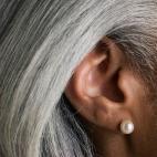 Cuando te pones un pendiente, haces una pequeña abertura en la piel, permitiendo que los virus de la última persona que lo llevó se introduzcan en la sangre, según The Dr. Oz Show. Tosh señala que a la mayoría de la gente que se pone pendi...