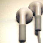 Sabemos que te encanta tu música, pero el uso frecuente de auriculares parece aumentar la cantidad de bacterias en los oídos, según un estudio de 2008. Esas bacterias se pueden contagiar si compartes tus cascos, y pueden conllevar infecciones...