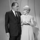 Ed Sullivan junto Joan Rivers en The Ed Sullivan Show, New York, NuevaYork, 11 de septiembre de 966. (CBS Photo Archive/Getty Images)