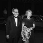 El productor Edgar Rosenberg y Joan Rivers durante la fiesta por el décimo aniversario de Tonight Show Starring Johnny Carson en septiembre de 1972 (NBC/NBCU Photo Bank via Getty Images)