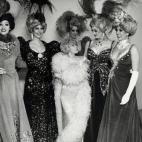 Joan Rivers y Show Girls durante la ceremonia 'Best of Vegas' en el hotel Tropicana de Las Vegas. (Ron Galella/WireImage)