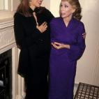 Raquel Welch y Joan Rivers en abril de 1994 en el Helen Hayes Theatre de Nueva York. (Ron Galella, Ltd./WireImage)