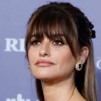 Detalle del maquillaje y accesorios de Penélope Cruz