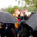 Decenas de ciudadanos siguiendo la coronación a través de pantallas gigantes