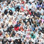 Cientos de personas esperando bajo la lluvia