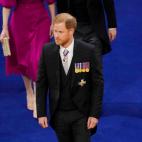 El príncipe Harry, entrando solo a la abadía