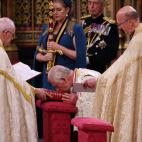 Carlos III besando la biblia