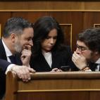 El líder de Vox, Santiago Abascal, conversa con su portavoz parlamentaria, Pepa Millán, y con el diputado José Maria Figaredo.