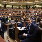 El líder popular, Alberto Núñez Feijóo, toma asiento en su escaño en el Hemiciclo de cara a la celebración del primer día del debate de investidura del líder del PSOE, Pedro Sánchez.