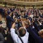 El secretario general del PSOE y presidente del Gobierno en funciones, Pedro Sánchez, a su llegada al hemiciclo del Congreso, donde se celebra el primer día del debate de investidura en el que Sánchez expone su nuevo programa de Gobierno.