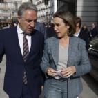La portavoz parlamentaria popular, Cuca Gamarra, y el diputado del PP, Elías Bendodo.