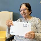 Una persona mayor recibe una carta.