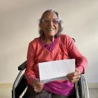 Una persona mayor recibe una carta.