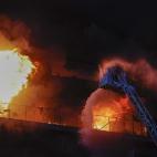 Los bomberos, a contrarreloj contra el fuego en el bloque de viviendas en Valencia