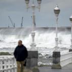 Fuerte oleaje en la playa de San Lorenzo en Gijón