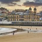 La playa de La Concha y el Ayuntamiento de San Sebastián.