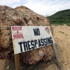 Un cartel de prohibido el paso en la entrada de la isla privada del pederasta Jeffrey Epstein