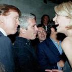 Epstein y Trump en una de las imágenes publicadas por los demócratas