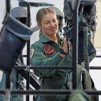 La princesa Leonor se prepara para un vuelo de instrucción en un avión de combate F5