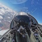 La princesa Leonor durante un momento de vuelo en la cabina del F5